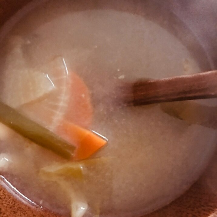 大根と人参、ニラ、キャベツのお味噌汁